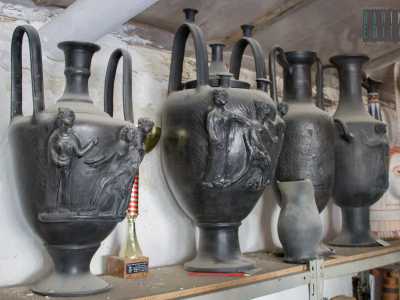 Passiamo poi alle enormi anfore fra cui sono riconoscibili dei lebes gamikos, con decorazioni antropomorfe in stile ellenico